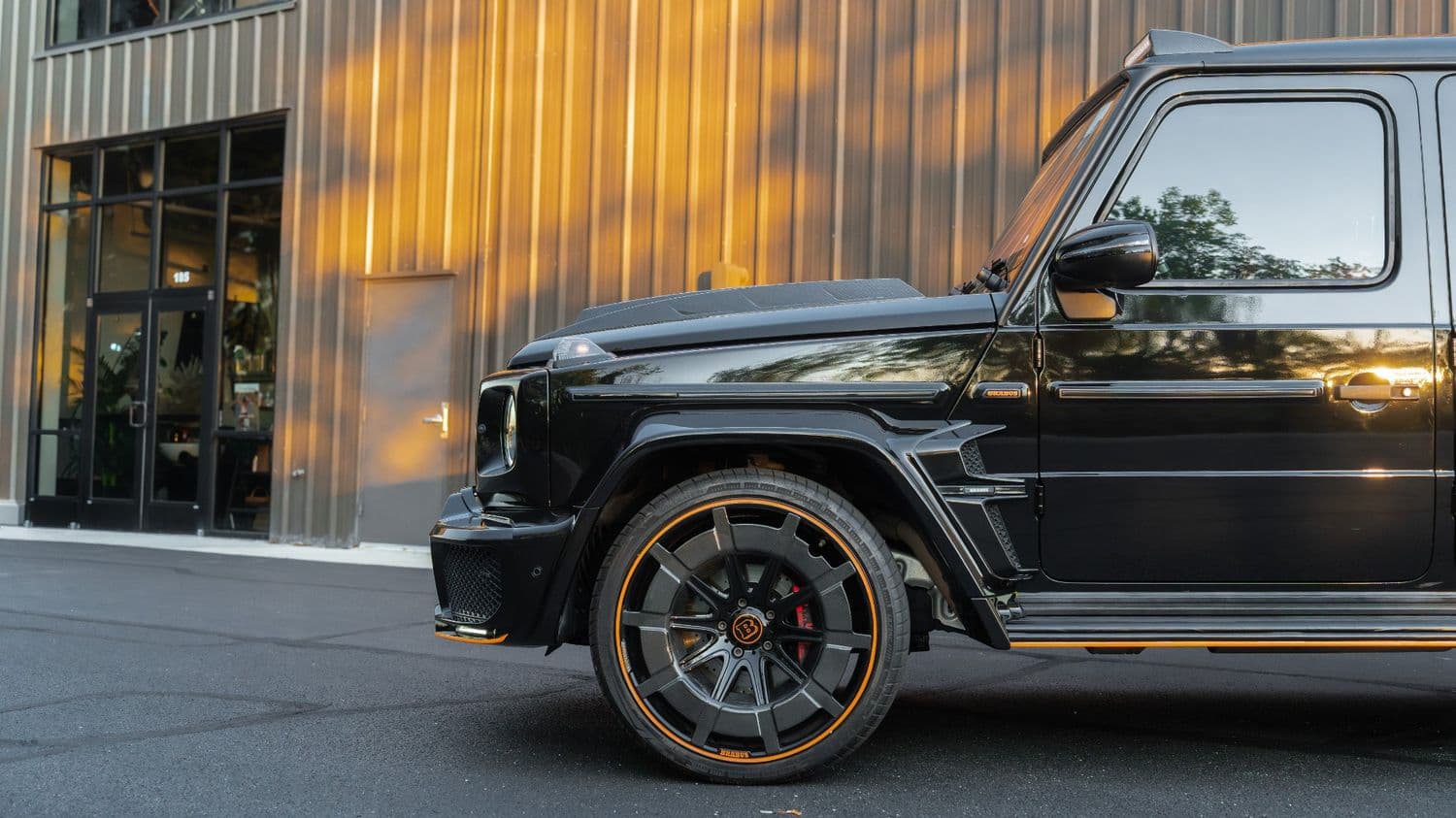 Mirror-deep black paint on a Brabus G 800