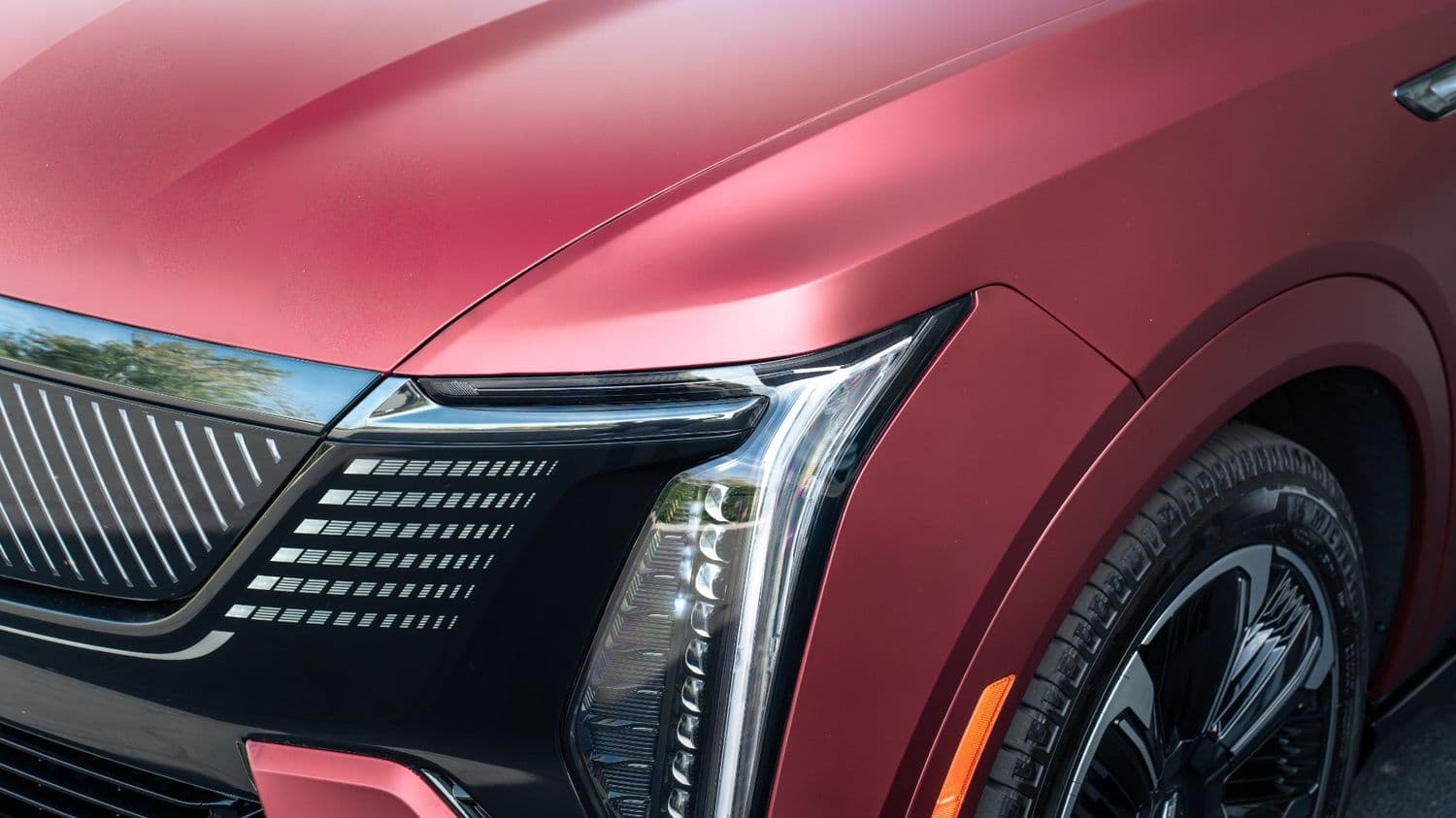 Escalade headlight and wrap detail