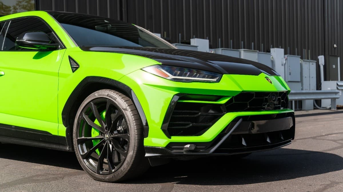 Urus front three-quarter low angle